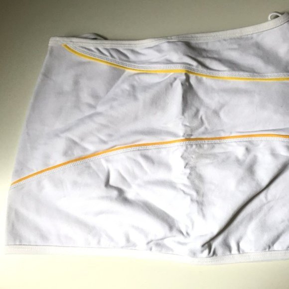 LULULEMON rare white THAT'S A WRAP skirt sz 4 EUC! - Picture 3 of 4